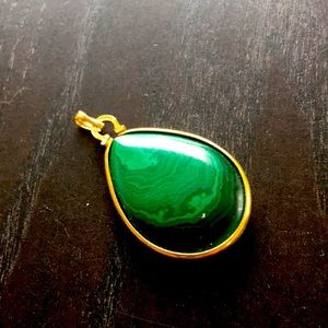 Tear drop 12 kt gold frame green stone pendant head